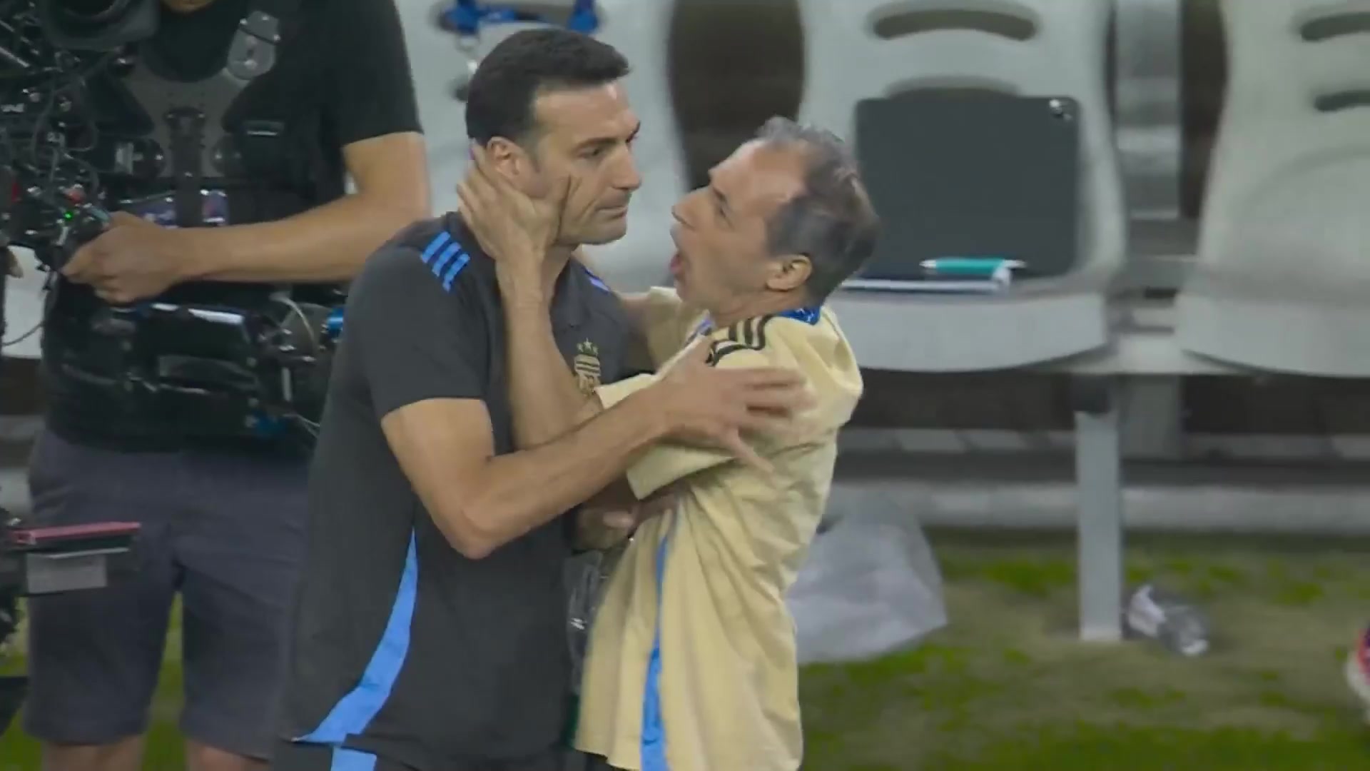  我的天！阿根廷场边教练激动到直接亲嘴主帅斯卡洛尼了